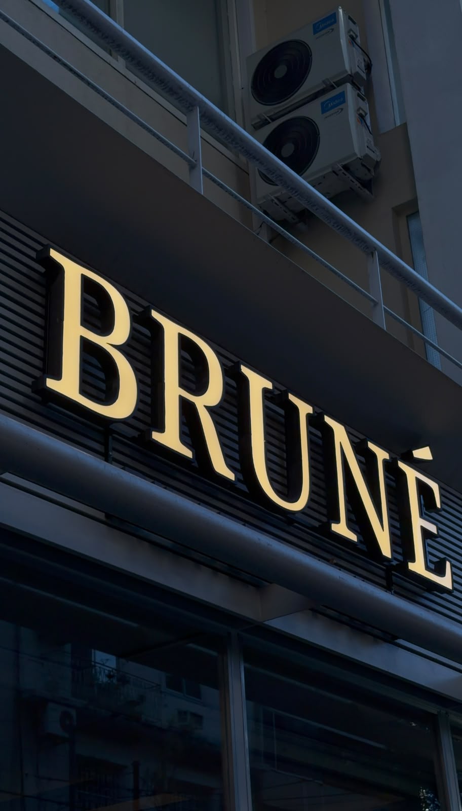 Fachada iluminada de BRUNÉ Pilates Studio